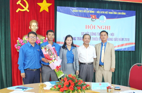 Tặng hoa chúc mừng đồng chí Ndu Ha Biên trúng cử chức danh Phó Bí thư Tỉnh đoàn Lâm Đồng khóa X, nhiệm kỳ 2017 - 2022